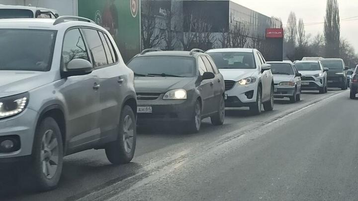 Две иномарки блокировали движение у Студгородка в Саратове Две иномарки блокировали движение у Студгородка в Саратове