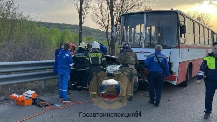 Пассажир "девятки" погиб в ДТП с дачным автобусом и "Грантой" в Саратове Пассажир "девятки" погиб в ДТП с дачным автобусом и "Грантой" в Саратове