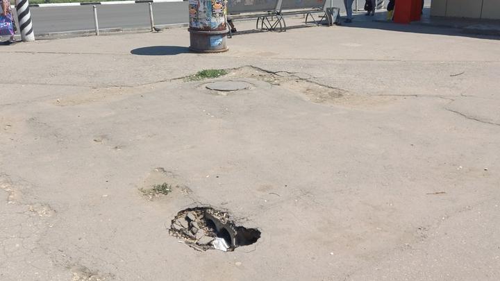 В центре Энгельса образовался провал в коммунальную шахту В центре Энгельса образовался провал в коммунальную шахту