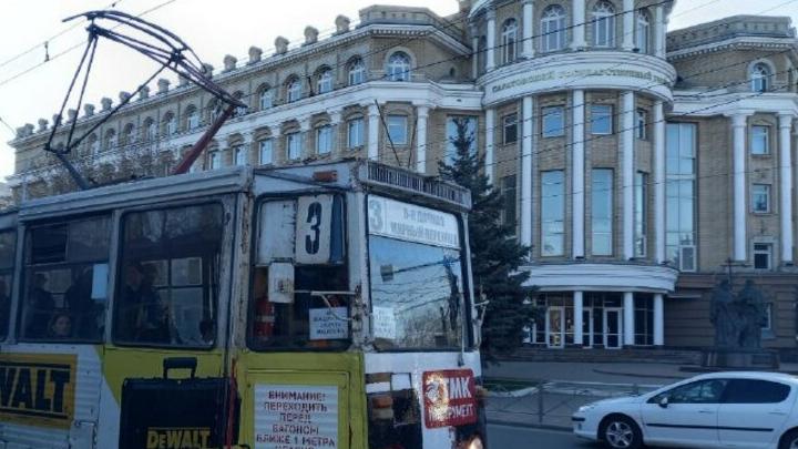 В Саратове прервалось движение двух трамвайных маршрутов В Саратове прервалось движение двух трамвайных маршрутов
