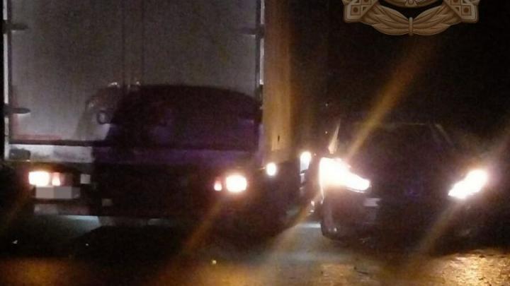 В Вольском районе двое мужчин ремонтировали иномарку в темноте: их сбил грузовик В Вольском районе двое мужчин ремонтировали иномарку в темноте: их сбил грузовик