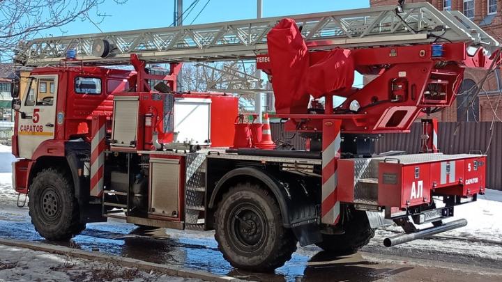 В саратовской трехтажке произошел пожар: есть погибший