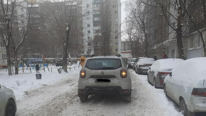 Кроссовер наехал на 10-летнюю девочку во дворе в Заводском районе Саратова Кроссовер наехал на 10-летнюю девочку во дворе в Заводском районе Саратова